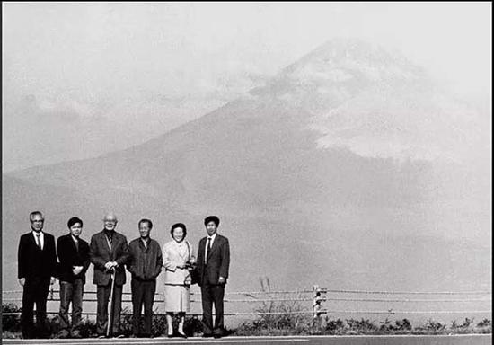 1983年李可染在富士山