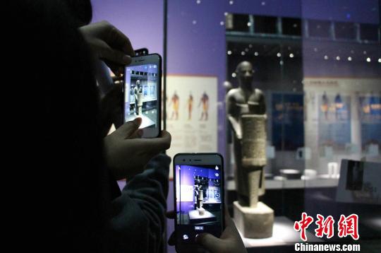 展览分为四大板块，图为展览中展出的赫纳特神像，吸引观众围观。　赵晓 摄