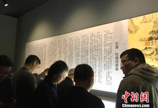 图为清朝画家石涛的传世精品《杜甫诗意册》十开亮相扬州。　崔佳明 摄